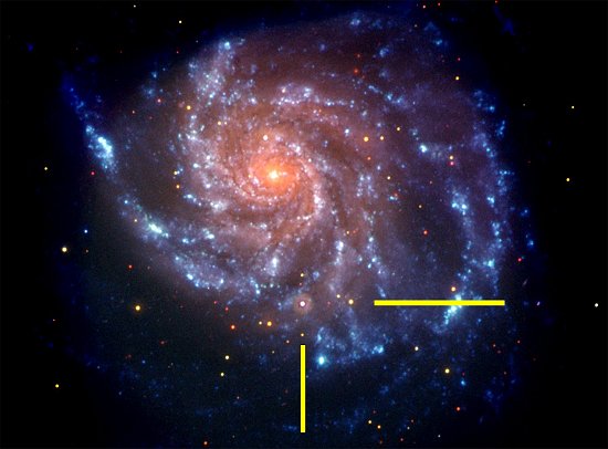 As barras indicam a localização da supernova SN 2011fe - a imagem do observatório Swift image foi colorida artificialmente, com o ultravioleta representado por azul e a emissão óptica por vermelho.[Imagem: NASA/Swift]